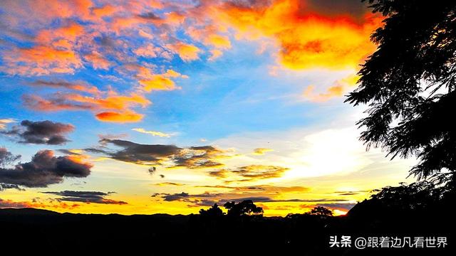 《西双版纳 澜沧行》景迈山翁基古寨晚照：布朗山与夕阳共醉