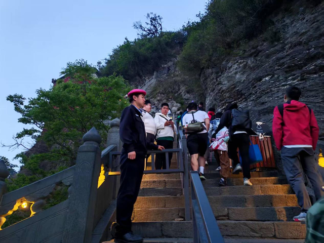 武当山“小红帽”:温情书写新“道韵” 承诺温暖游客心