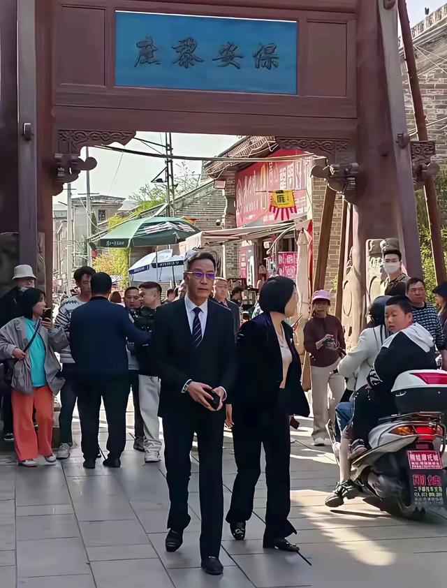 63岁冯远征带71岁妻子梁丹妮回陕西韩城老家，两人牵手逛景点