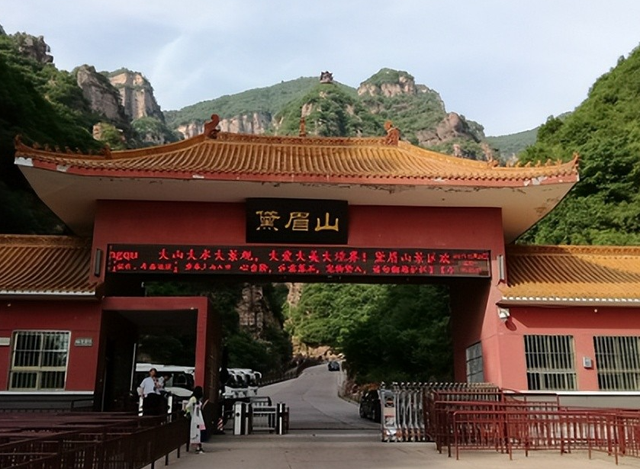 人山人海只看不买，年轻人报复性“白嫖”，景区赚不到钱了？