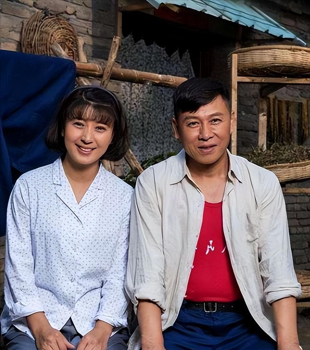 实锤藏不住了！闫学晶被举报偷税上亿后，更离谱的事来了