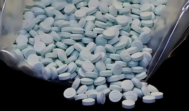 特朗普举着孩子照片，对哭泣的母亲承诺：我相信中国会执行死刑的