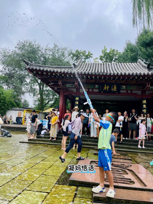 不是版纳去不起，是五龙潭更有性价比！免费儿童泼水天堂，娃玩疯