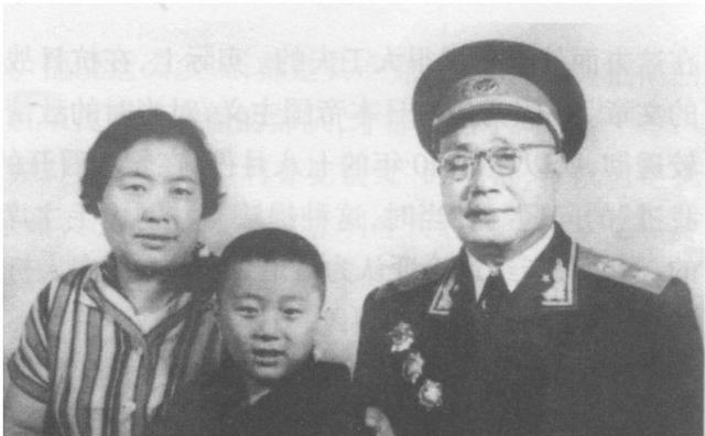 她是开国元帅的夫人，一生却培养出四名将军，自己也官至上校！