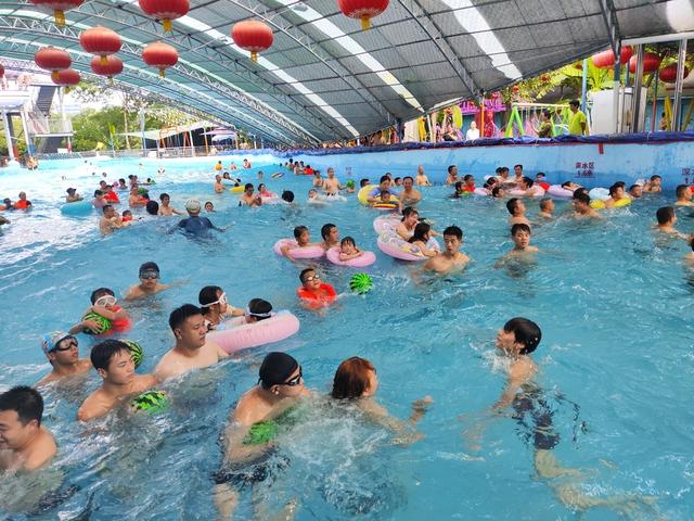 北碚：高温持续“烤”验 市民扎堆水上乐园觅清凉
