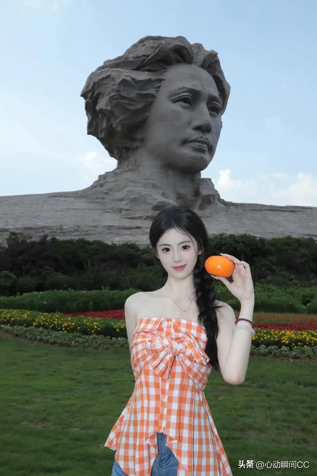中传校花李乐涵，明眸摄人又有黑天鹅气质，妩媚到让人沦陷！