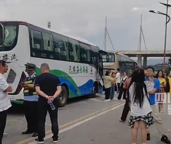 后续！129人云南游被甩服务区，知情人曝真相，难怪司机如此嚣张