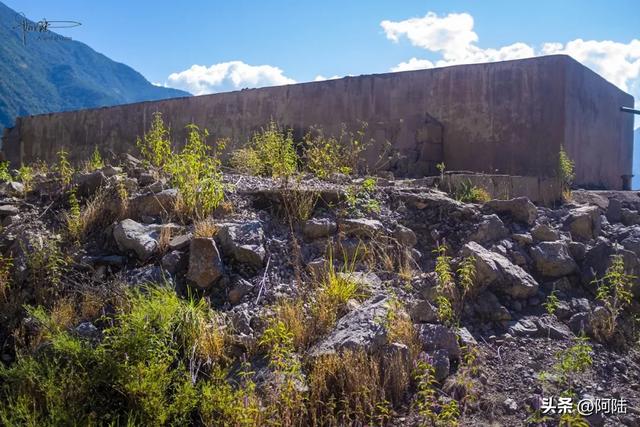 独立悬崖之巅,俯瞰壮美金沙江,尽情领略其“如玉”的一面