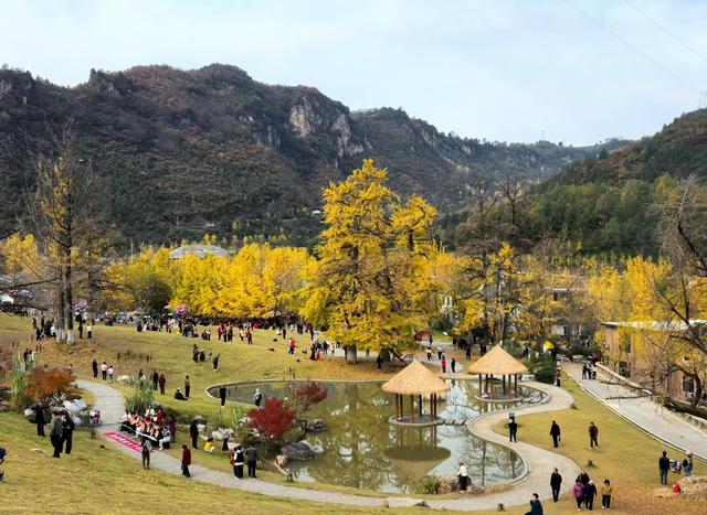 甘肃省徽县嘉陵江畔美景五彩斑斓