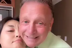 东北80后姑娘，二婚嫁给大20岁美国老头，婚后4年直接当奶奶！图片