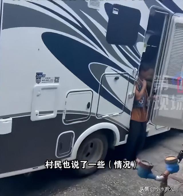 后续！“野人男童”父母大学毕业，生活诡异，邻居爆料更可怜细节