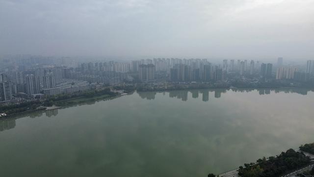 10月30日,大雾笼罩下的汉江两岸