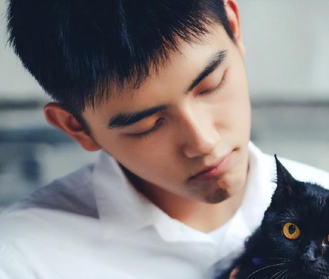 长得太美被导演占为己有	，4年后生下大明星儿子，17岁就成男一号