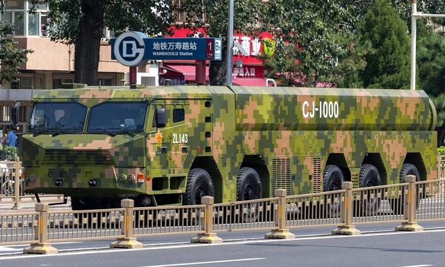 “9.3阅兵”当天，菲澳加在黄岩岛附近演习，三次警告中国驱逐舰