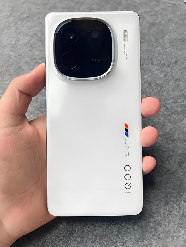 iQOO13对决iQOO12：升级45%性能与大电池，但这项配置缩水了！