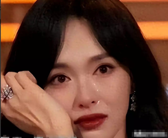 婚变传闻后，罗晋携任素汐与母亲去祈福，撕下了唐嫣仅存的体面