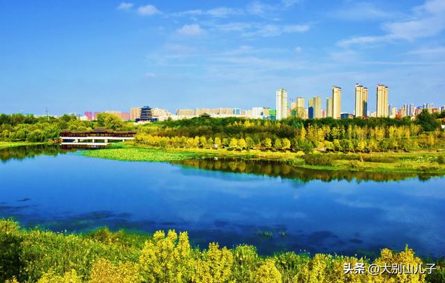 层林尽染秋景如画