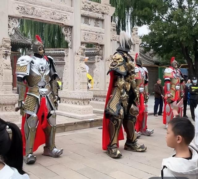 央企保利盘活榆次老城，汉服铠甲踩高跷登场，城隍庙县衙西园收费