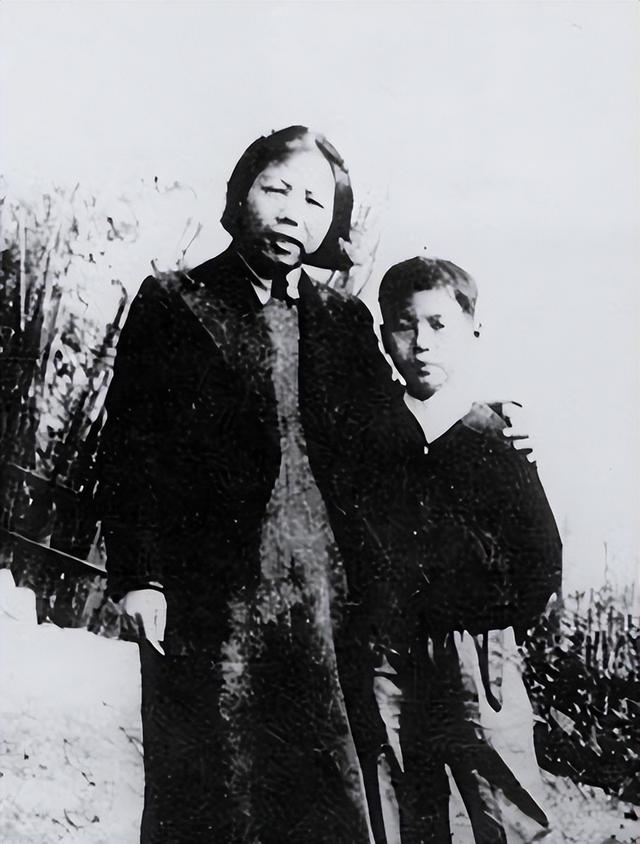 原国务院总理李鹏坦言：外界传闻我是周总理养子的说法，并不确切