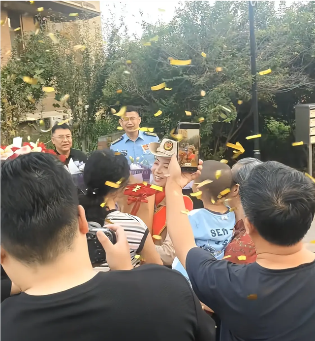 “93阅兵”女民兵王米佳：出身空姐，婆婆和母亲替她负重前行