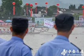 泾县公安护航桃花潭龙舟赛图片