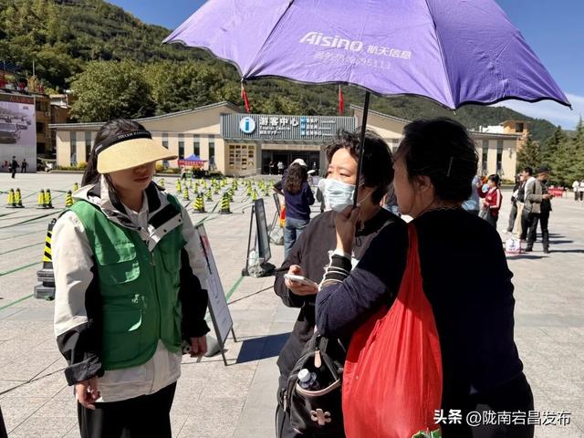 国庆假期第二天，官鹅沟迎来旅游高峰