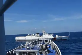 面对两倍大的菲舰，056海警船差点被撞，主炮却始终没有瞄准菲舰图片