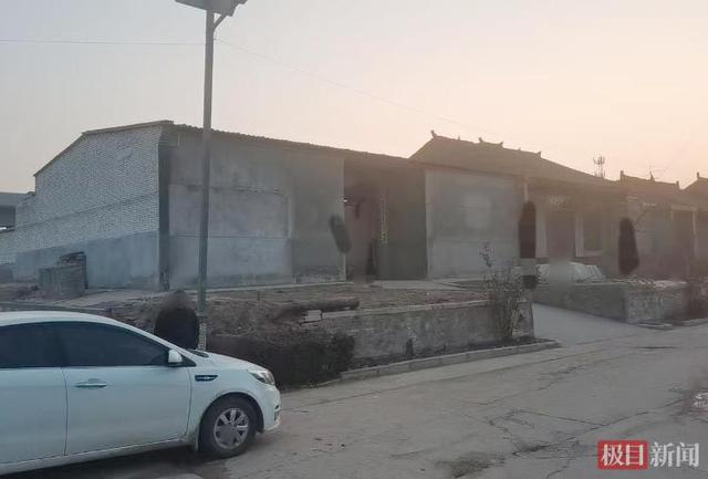 45岁女子被女邻居砍伤身亡，两人是堂姐妹	，嫌犯父亲：女儿曾因精神问题去过医院，发病时打过母亲