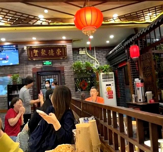 王楚钦一人到餐馆吃饭，老板娘亲自相迎，阿姨好热情，大爷好可爱