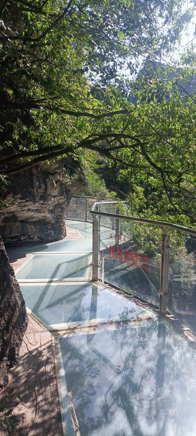 两山相对出，孤峰绕白云