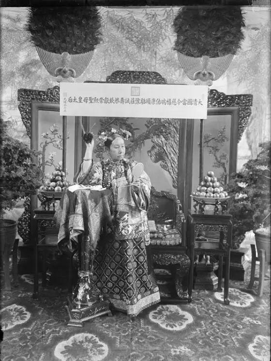 慈禧的“真实照片”,被美国博物馆珍藏至今,这才是她的真实容貌