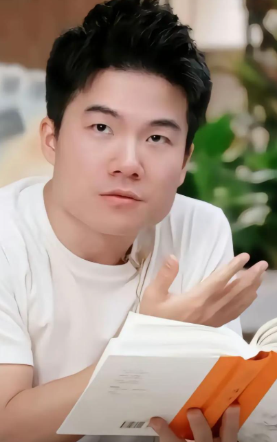 没想到，董宇辉受邀观礼阅兵才1个月，竟再次令所有人刮目相看