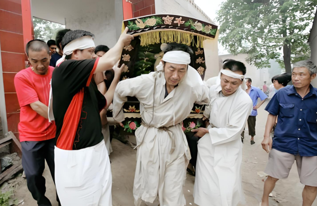 葬礼上，娘家人因为孝布的事闹了一场，孝布为何如此重要？