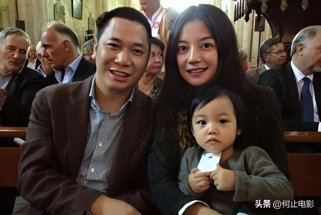 面相又变了！50岁赵薇近照曝光，婚礼上用心打扮，终是难走回头路