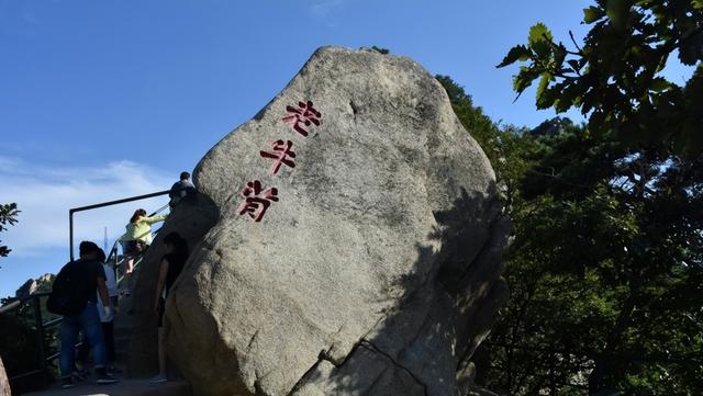 辽宁凤凰山：51岁男子坐栏杆拍照坠崖，妻子全程目睹崩溃呼救