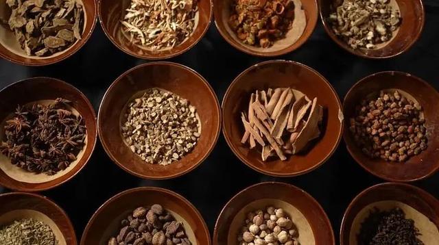 成都出发2.5h刹拢最绝红叶之城！秋色媲美九寨，一城吃够三省美食！更有山林温泉泡过瘾！