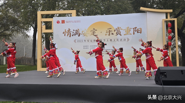 安定镇御林古桑园里的重阳盛会：舞龙、义诊、听大戏 暖了老街坊的心