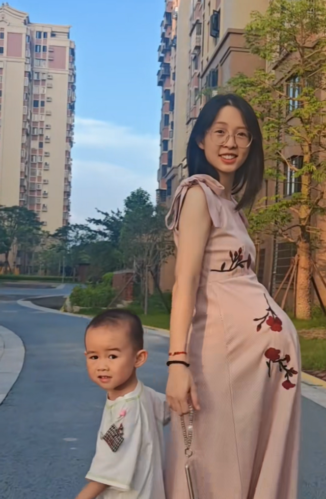 “最美孕妇背影”火了，背影少女，前面肚大如箩，网友：生完后悔