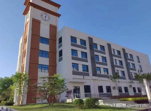 陕西女老师事件不断发酵，知情人爆料：吸烟穿吊带，疑有多位男友