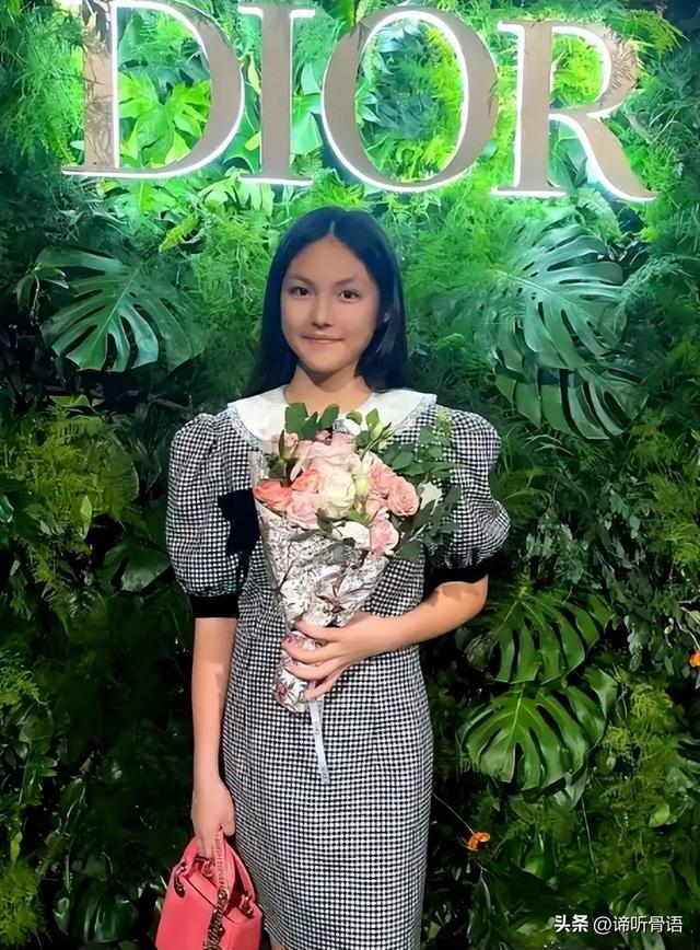 李湘被禁关5天后	，家境被扒底朝天，父母身份曝光，果然不简单