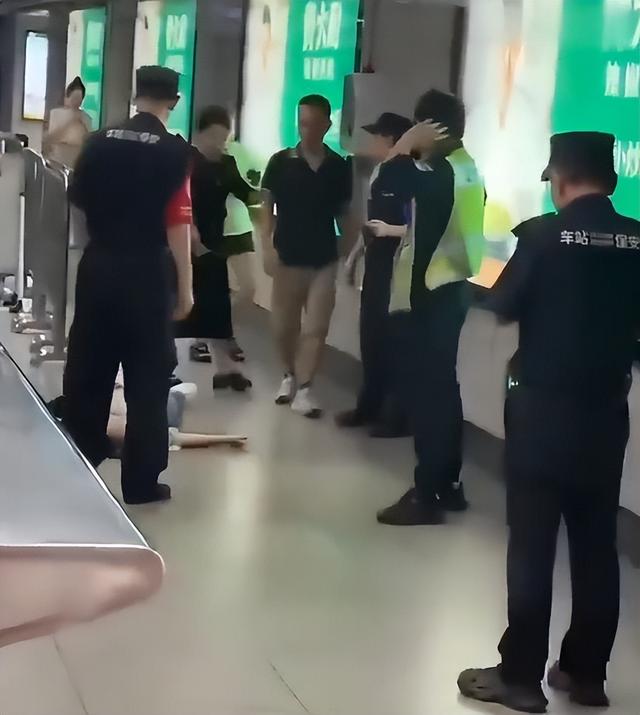 地铁女子打人被拘后续！女子面容曝光，警方回应，知情人透露原因