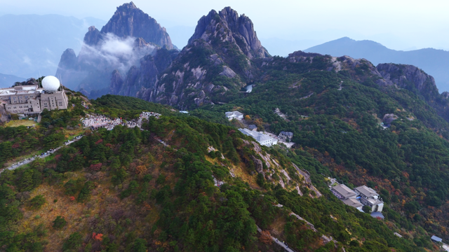 黄山秋景现场播报：云海“开挂”，秋色“沸腾”，抓紧冲