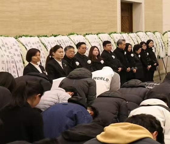 一路走好！众人在八宝山与杨振宁做最后告别，翁帆满脸悲痛很不舍