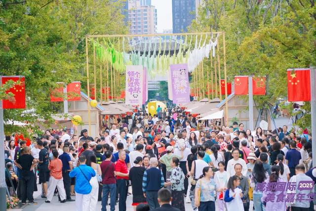 “流量”变“增量”！成都高新区国庆中秋假期“吸睛”超135万人次 “吸金”13.32亿元
