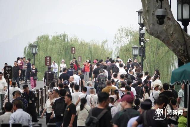 全杭州的人都出动了？这是今天的西湖、灵隐寺、满觉陇！部分道路禁止车辆通行