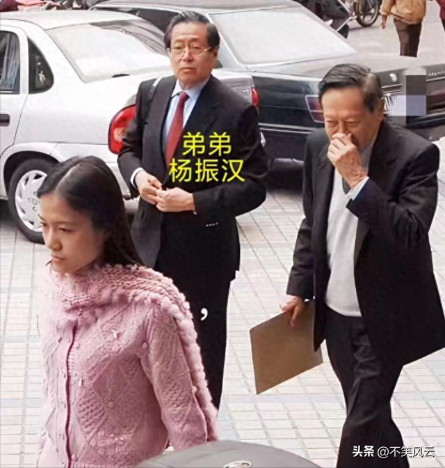 杨振宁离世不到1个月，与翁帆领证留影被扒，他当时一脸不好意思