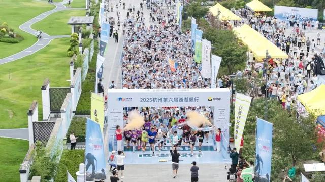 从吴山广场出发，3000多名徒步爱好者一起走过西湖！