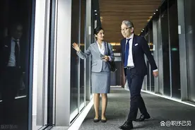 电梯遇到了领导，问你“忙不忙”，情商高的人这么回复图片