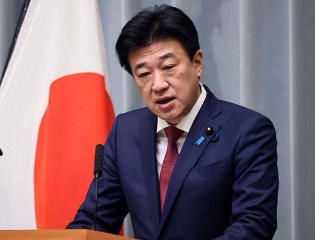 高市还没道歉，中日又出现新争端，日本要求解释 中方为何双手插兜