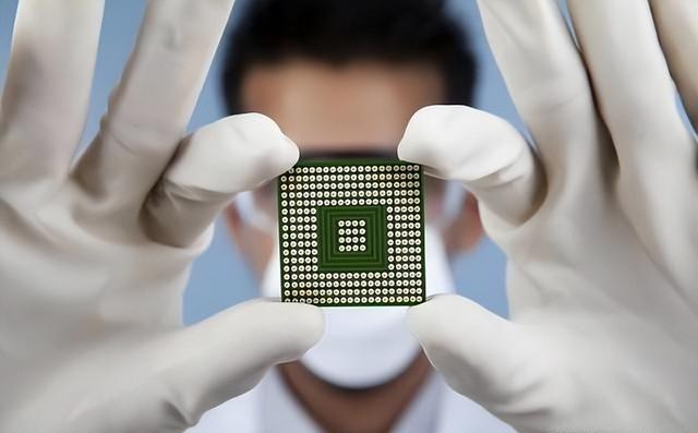 450台光刻机，2153亿元！ASML正式宣布，外媒：中国芯大势已去了